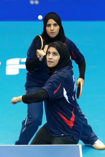  Noura Almaazmi e Majd Alblooshi, degli Emirati Arabi Uniti, in azione nel doppio contro le tedesche Kristin Silbereisen e Petrissa Solja nella 2 tappa della coppa del Mondo di tennistavolo in corso a Dubai (Getty Images)